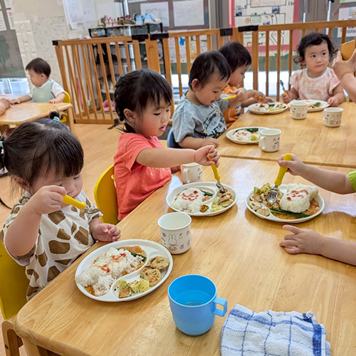 保育園/みんなで仲良く給食